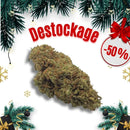 Fleur de CBD ak-47 en déstockage avec réduction de 50 %, présentée sur un fond blanc avec décoration de Noël, offre promotionnelle Le Temple du CBD.